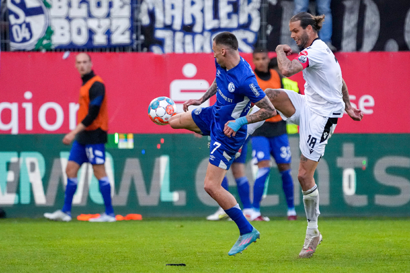 Zweikampf zwischen SVS-Kapitän Diekmeier (re.) und Churlinov