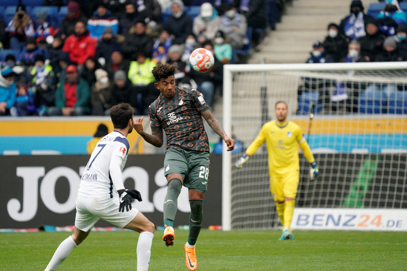 Richards beim Kopfball