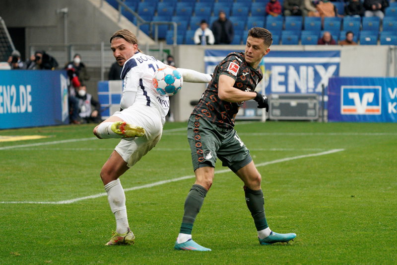 Duell zwischen Stafylidis (li.) und Baumgartner