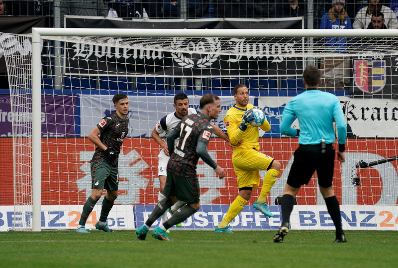 TSG-Keeper Baumann hat sich den Ball gegriffen