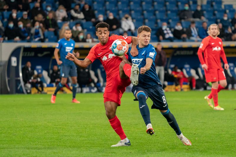 Geiger (re.) im Zweikampf