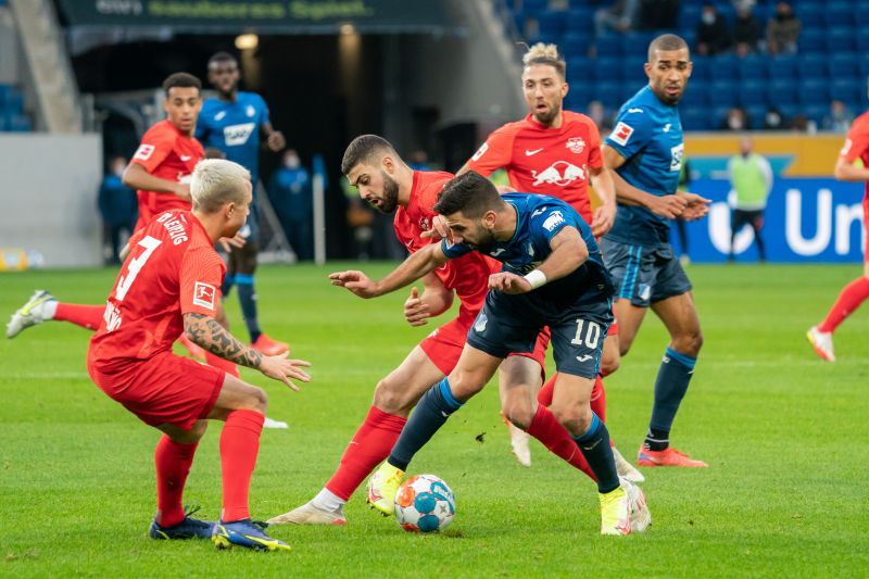 Munas Dabbur im Zweikampf gegen zwei Leipziger