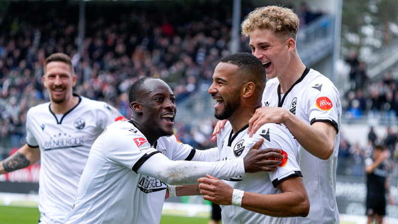 Ausgelassene Freude bei den Kurpfälzern nach dem wichtigen Sieg über Dresden