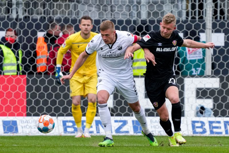 Sandhausen Abwehrchef Aleksandr Zhirov im Duell mit Dresdens Drchal (re.)