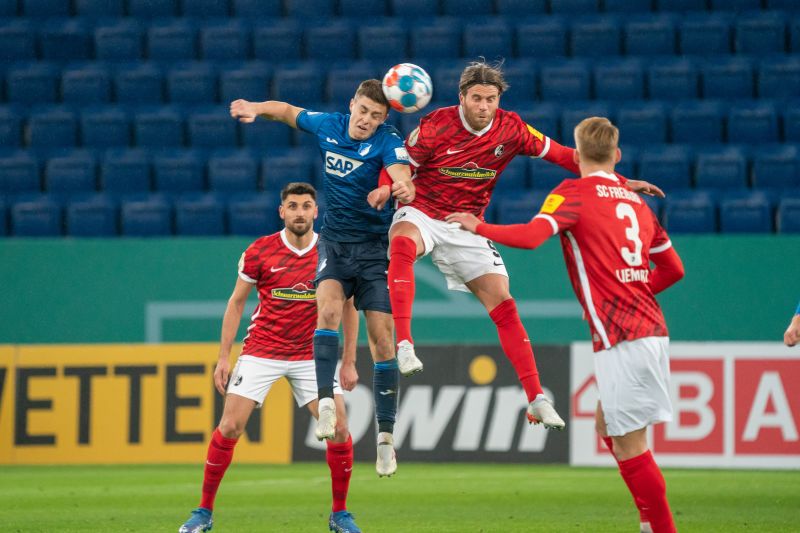 Hoffenheims Baumgartner (li.) beim Kopfballduell mit dem Freiburger Höler