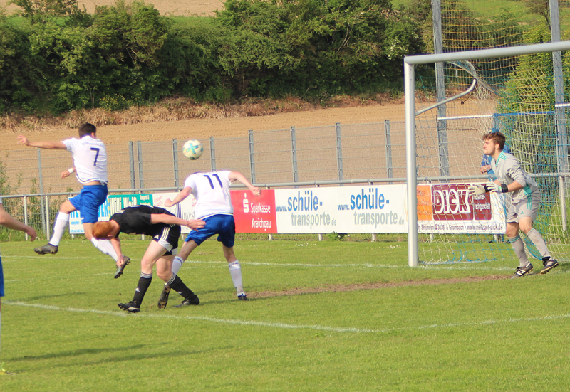 Authenrieth (li.) verkürzt per Kopf zum 2:3