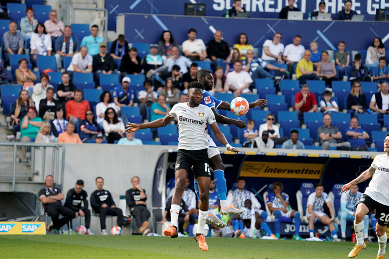 Kopfballduell zwischen Bebou und Leverkusens Tapsoba