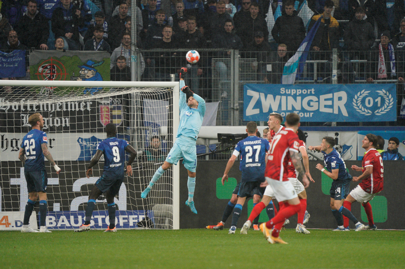 Baumann klärt mit einer Hand