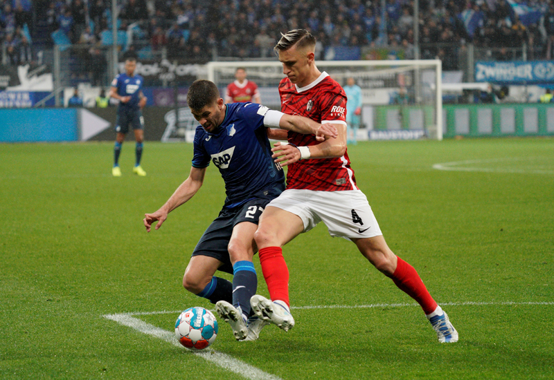 Kramaric (li.) gegen Schlotterbeck