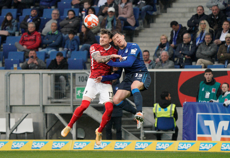 Stiller (re.) im Kopfballduell mit Kübler