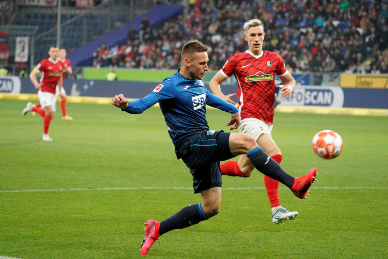 Kaderabek (li.) beim Flanken