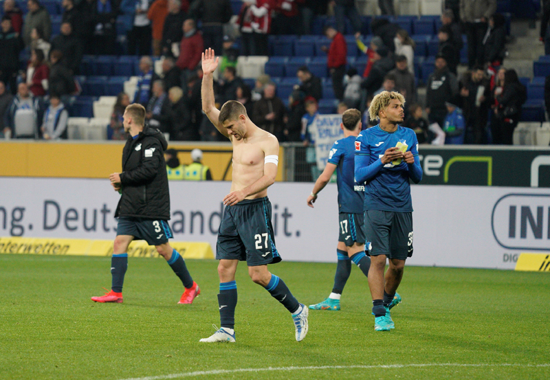 Kramaric nach dem Abpfiff vor der Fankurve