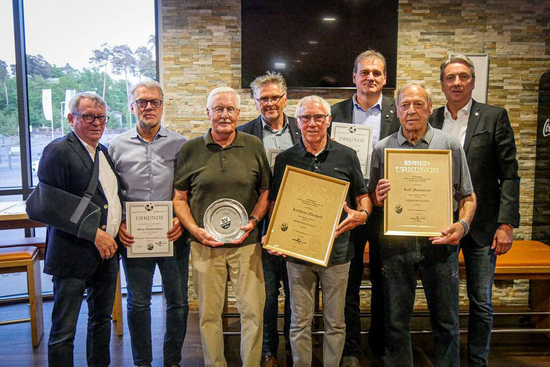 Die geehrten Mitglieder bei der Jahreshauptversammlung des SV Sandhausen (stehend von links): Jürgen Rohm, Harry Zimmermann, Klaus Reinhard, Wolfgang Baro, Karlheinz Eberhard, Michael Knopf, Rolf Machmeier und Jürgen Machmeier