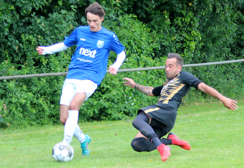 Rohrbachs Langenbach (li.) enteilt seinem Gegenspieler