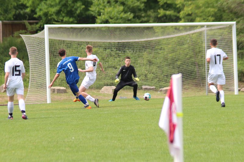 Jonas Pflaugner (Nr. 9) trifft für Rohrbach/S. in der Nachspielzeit zum 3:1-Endstand