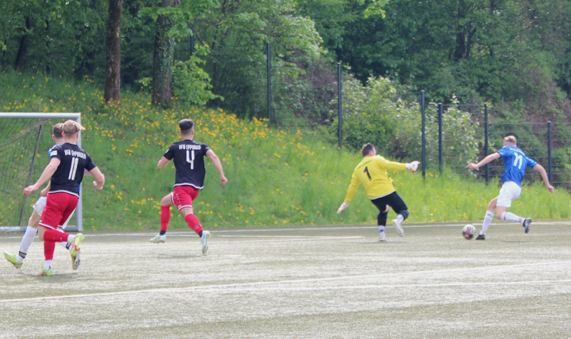 Romig (re.) scheitert vorm VfB-Tor