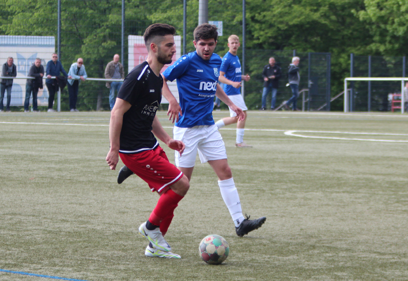 Baumgartner (re.) stellt sich Eppingens Bestem Elshanaj entgegen