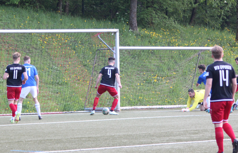 Eppingens Elshanaj klärt vor der Torlinie