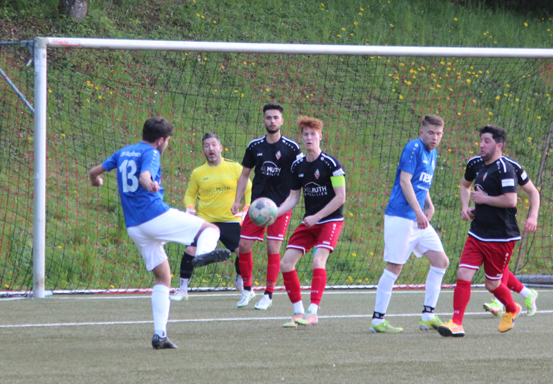 Baumgartner beim Torschuß