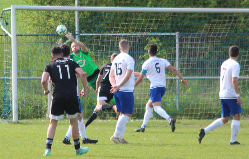SV-Keeper Romig verhindert einen weiteren Gegentreffer