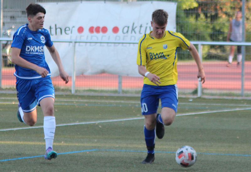 Maxim Maier (re.) treibt den Ball durchs Mittelfeld