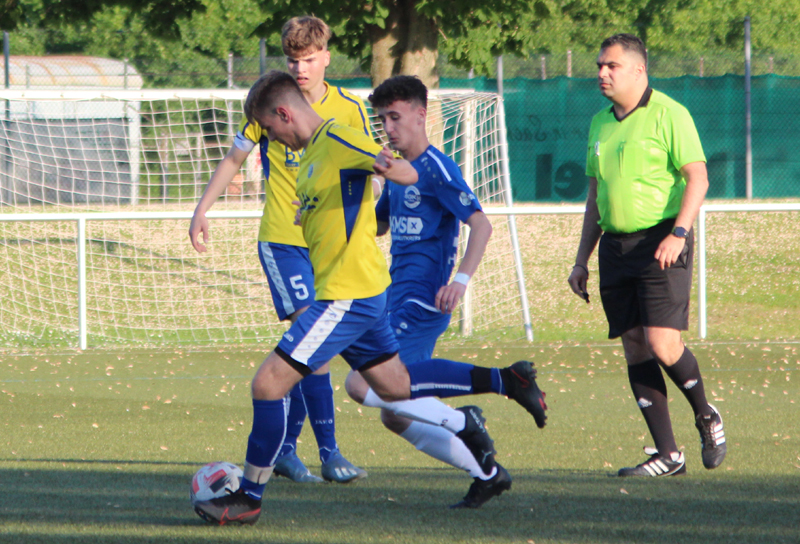 Maxim Maier im Zweikampf, dahinter Noah Himmelstein