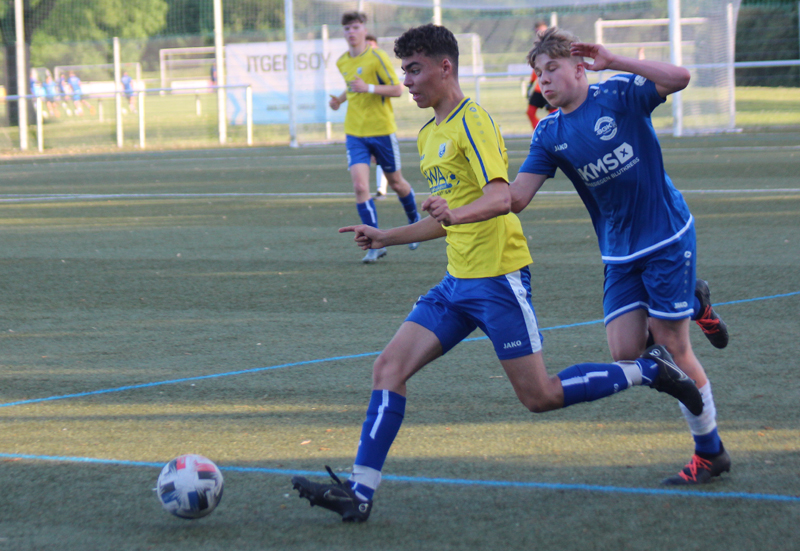 Marlon Ullrich (li.) enteilt seinem Gegenspieler