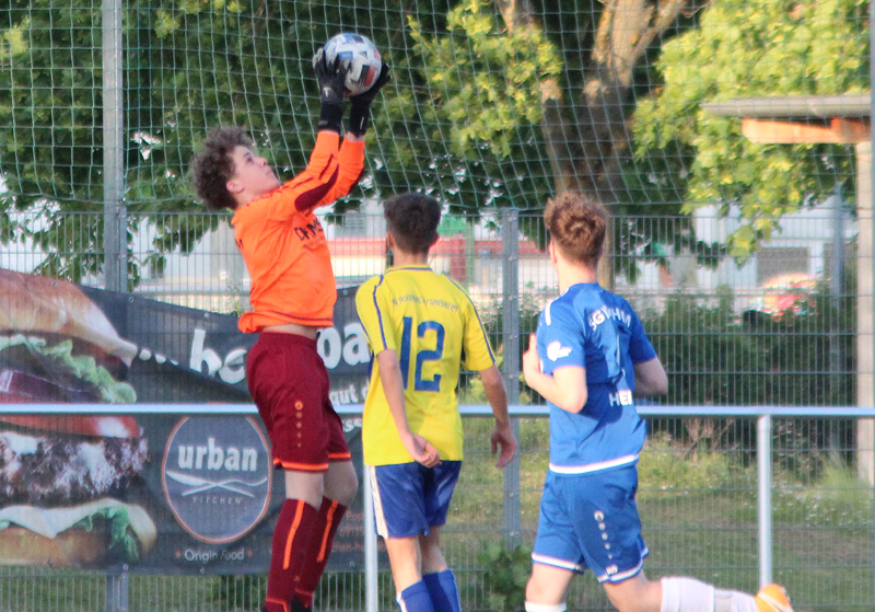 SG-Keeper greift nach dem Ball