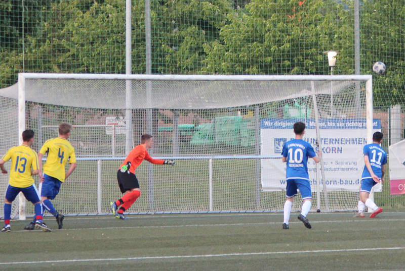 Der Ball geht knapp übers SV-Tor