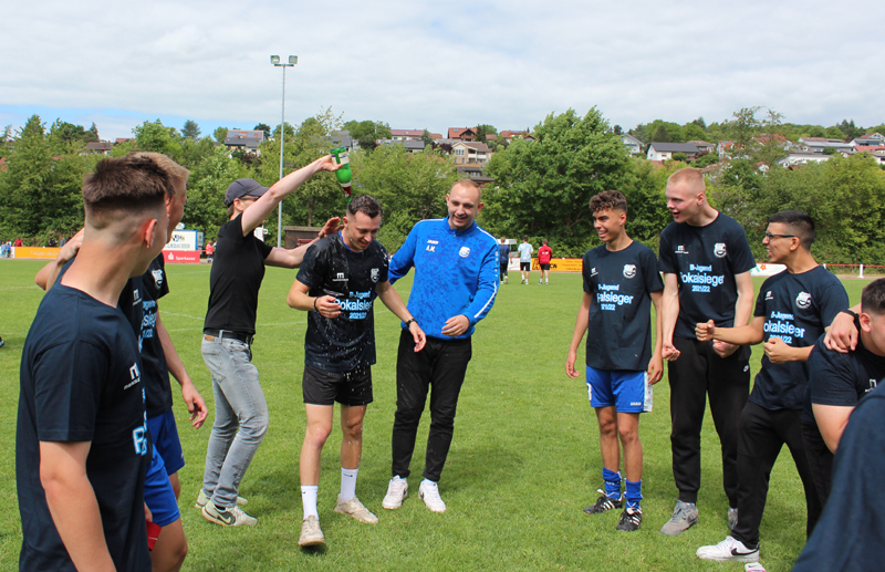 Sektdusche für Trainer Dennis Bauer