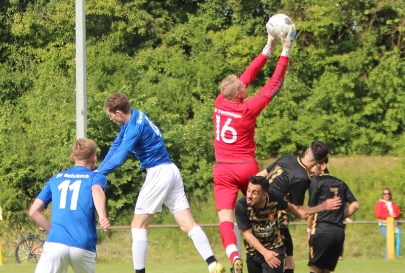 Haffner fängt eine Flanke