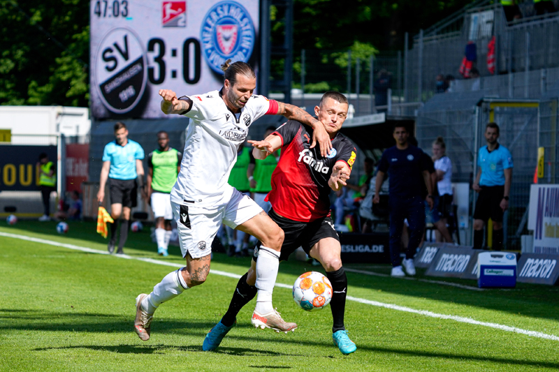 Diekmeier (li.) setzt sich energisch im Zweikampf durch