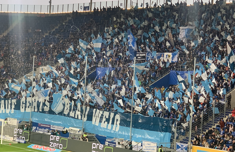 Stimmungsvolle und farbenprächtige Hoffenheimer Fankurve kurz vor Anpfiff des Baden-Derbys