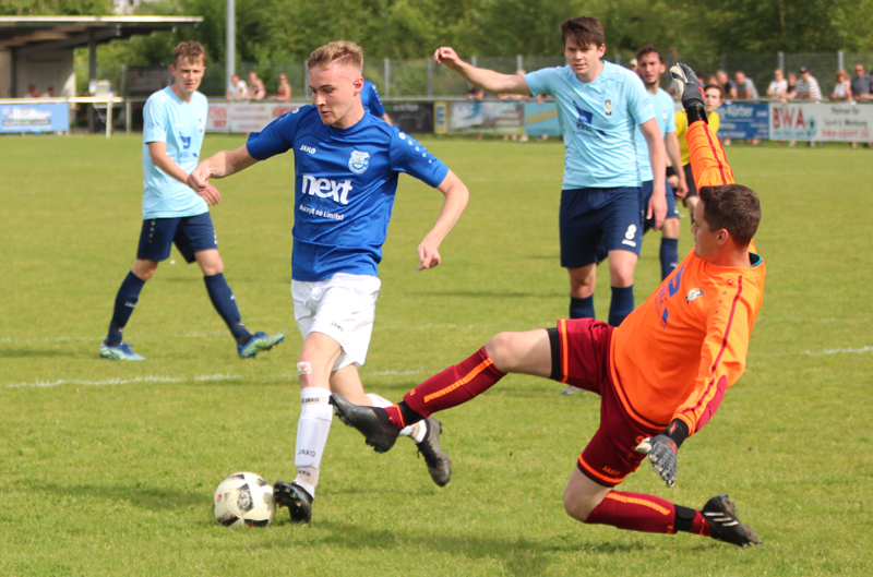 Romig umkurvt den Torhüter, kann aber den Ball anschließend nicht im Tor unterbringen