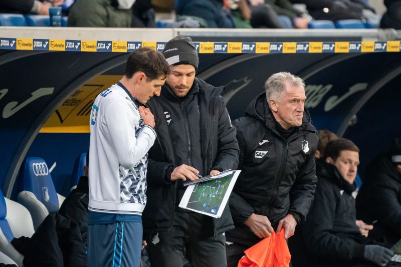 Für die fünf möglichen Wechsel stehen weiterhin drei Slots sowie die Halbzeitpause zur Verfügung.