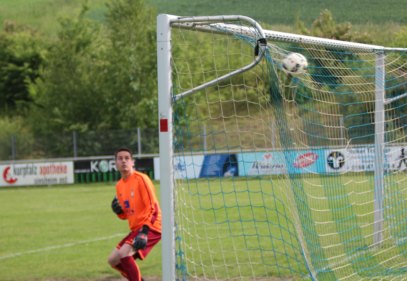 Der Freistoß von Vogt landet zum 5:0 im Torwinkel