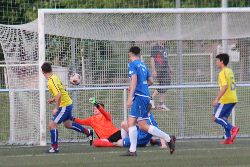 Rohrbachs Torhüter Philipp Knapp verhindert erneut mit einer reaktionsschnellen Parade einen Gegentreffer