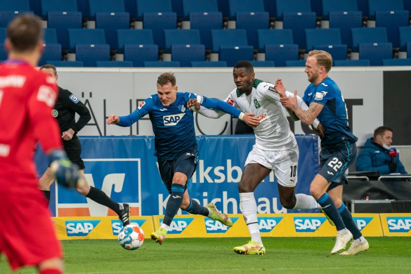 Raum (li.) und Vogt (re.) nehmen Gladbachs Thuram in die Zange