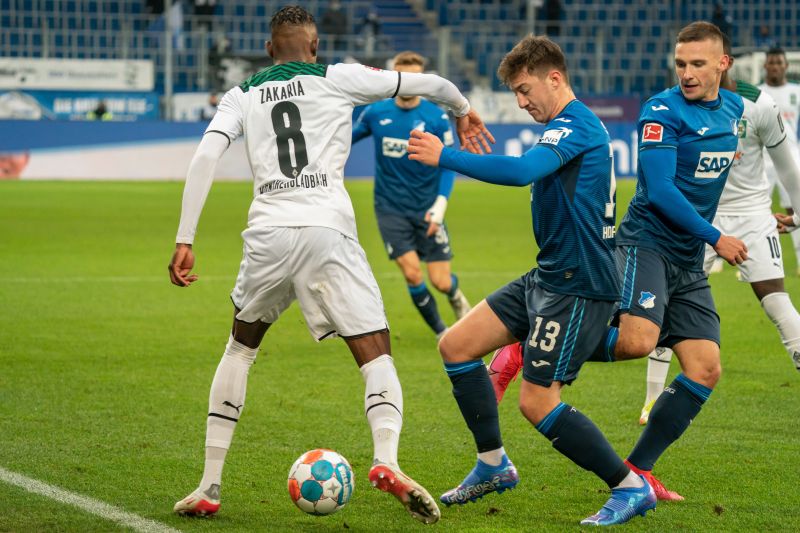 Hoffenheims Stiller (Nr. 13) im Duell mit Gladbachs Zakaria