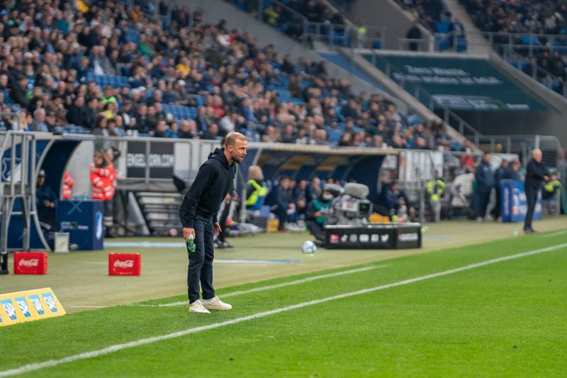 Der Blick von Trainer Sebastian Hoeneß kann vielseitig kommentiert werden.