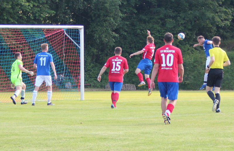 Dominic Roth (re.) erzielt per Kopfball das zwischenzeitliche 1:1 für den SVR