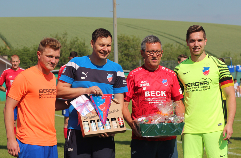 Verabschiedung von TSV-Trainer Weilbacher (2. v. r.)