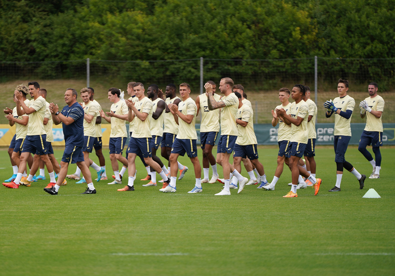 Trainer Breitenreiter und die Spieler begrüßen die Fans beim Trainingsauftakt