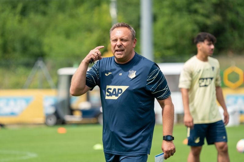 TSG-Coach André Breitenreiter gibt Anweisungen an seine Spieler