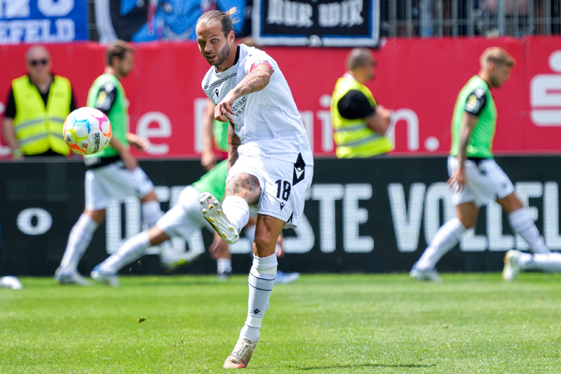 Auch SVS-Kapitän Dennis Diekmeier konnte die erste Saisonniederlage am Böllenfalltor nicht verhindern