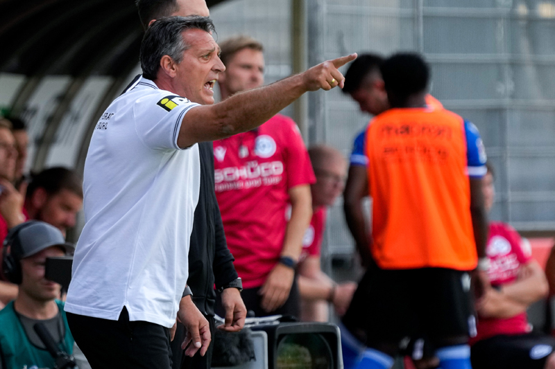 Engagierter Sandhäuser Trainer Alois Schwartz am Spielfeldrand