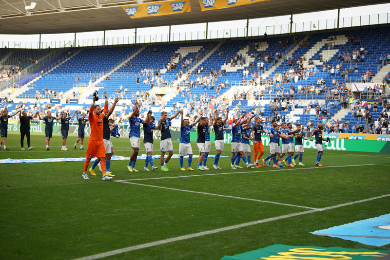 Die Spieler feiern den Sieg mit der Südkurve