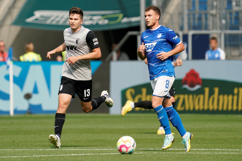 Torschütze Geiger am Ball