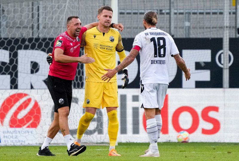 Torhüter Drewes (Mitte) ist ein wesentlicher Garant für die stabile und sichere Defensive der Sandhäuser