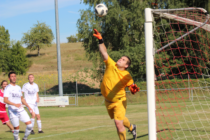 Berwangens Keeper Kai Dehnel bei einer seiner vielen Glanzparaden